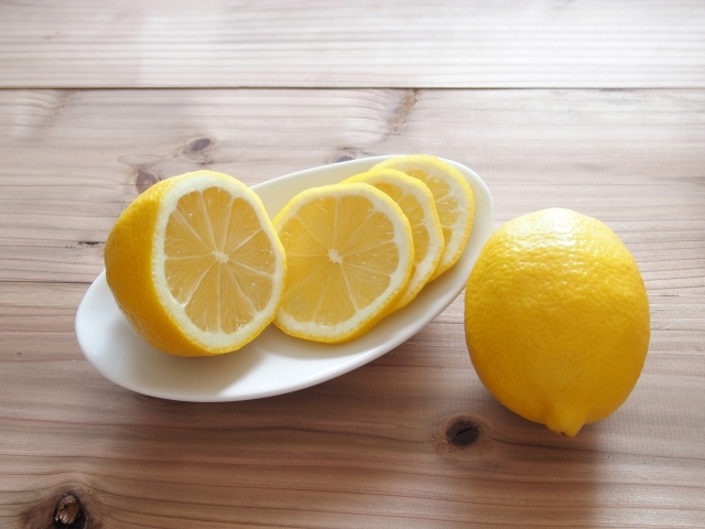 レモンの冷凍での保存方法や日持ち期間は 丸ごとできる 解凍法や使い方のおすすめも紹介 ちそう