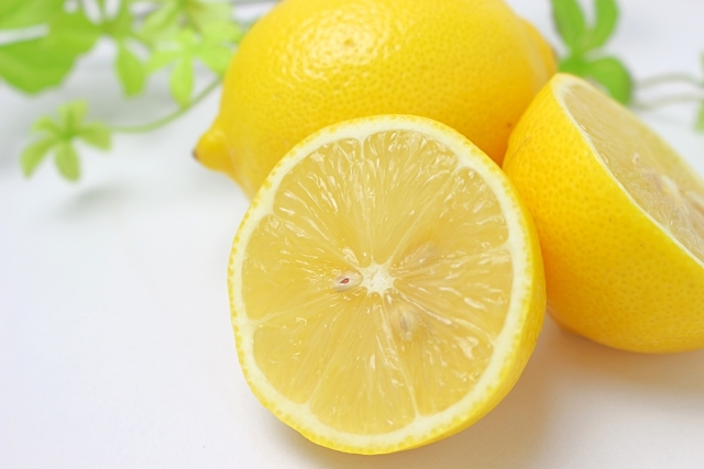 レモンの冷凍での保存方法や日持ち期間は 丸ごとできる 解凍法や使い方のおすすめも紹介 ちそう
