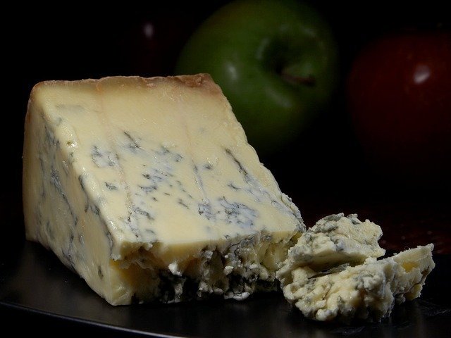 ブルーチーズのカビが食べれる理由は ふわふわだと毒性が強くて危険 正しい保存方法も紹介 ちそう