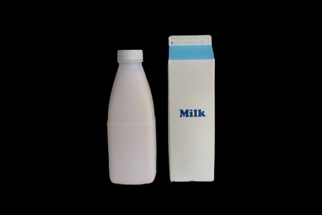牛乳の容器にペットボトルを使わない理由とは 海外でも瓶 パックが主流なの ちそう