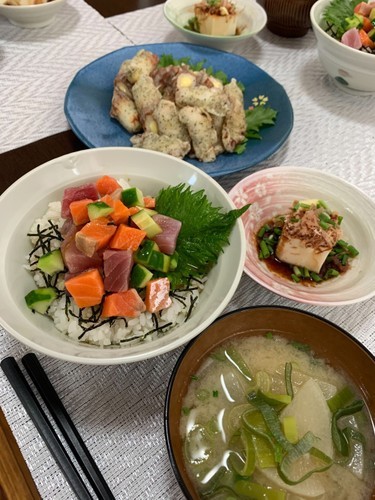 海鮮丼に合う献立レシピ17選 副菜などおかずや付け合わせのおすすめを紹介 ちそう