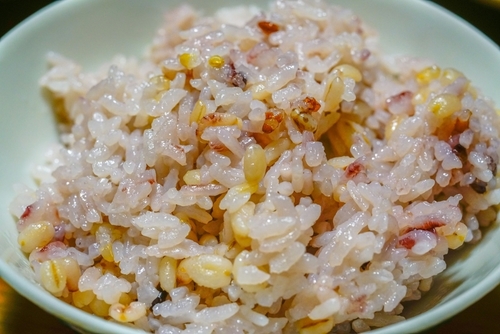 玄米のカロリー・糖質を白米と比較！どちらがダイエットに良いかも解説！ ちそう