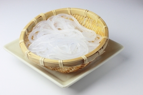 しらたきとは?糸こんにゃくの違いは色?作り方?名前の意味やレシピのおすすめを紹介!| ちそう