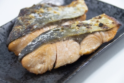 白鮭とは?紅鮭・銀鮭との違いは?味やカロリー・栄養価など比較して紹介!| ちそう