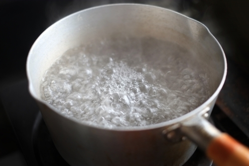 「湯がく」と「茹でる」の意味の違いとは?方言?「湯通し」などとも比較して紹介!| ちそう