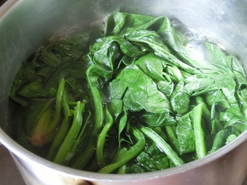 湯通しのやり方は?食材別のやる意味・効果は?「ゆでる・湯がく」との違いも紹介!| ちそう
