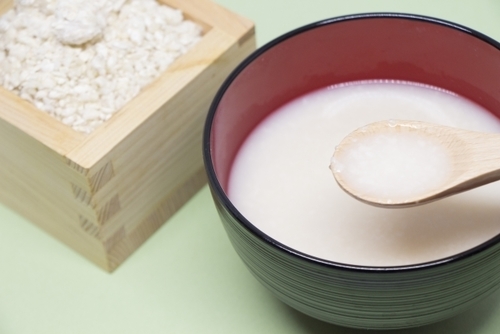 麹甘酒と米麹甘酒の違いとは？栄養価・効能など比較しどっちが良いかも紹介！| ちそう