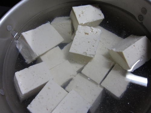 豆腐の湯通しのやり方は?なぜするの?くっつく理由・防ぐ方法やレシピも紹介!| ちそう