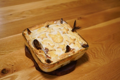 イギリスの伝統料理「スターゲイジーパイ」とは？味はまずい？食べ方や作り方・レシピも紹介！ | ちそう