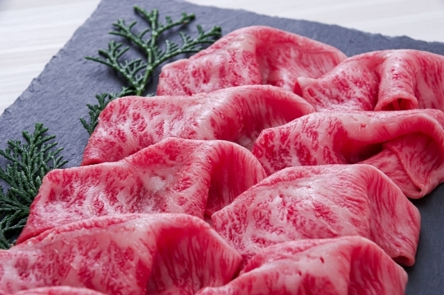 すき焼きの肉一人前の量は何グラム 何枚 グラム別の人数目安も紹介 ちそう