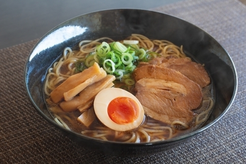 背脂とは?なぜラーメンに使われる?ラードとの違いや部位・代用品も紹介!| ちそう